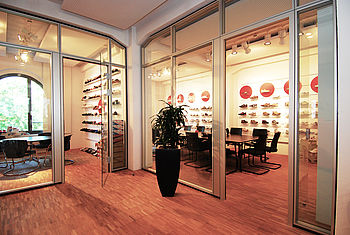 Office for the headquarters of New Balance in Germany, designed by the Düsseldorf-based architects greeen! architects